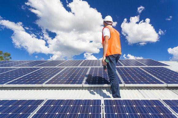 Pose de panneaux photovoltaïques sur bâtiment tertiaire à Albertville